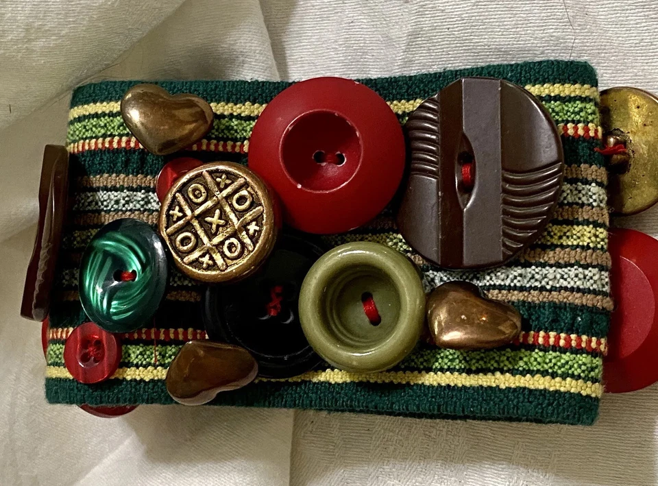 Pulsera elástica artesanal ÚNICA EN SU CLASE con botones antiguos/vintage aplicados Foto 4 de 4
