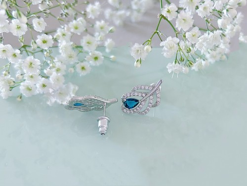 Teardrop sapphire set in white gold plated feather motif pierced stud earrings - Picture 4 of 9