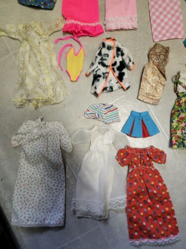 LARGE LOT OF VINTAGE BARBIE DOLL CLOTHES 1960s 1970s - Picture 3 of 12
