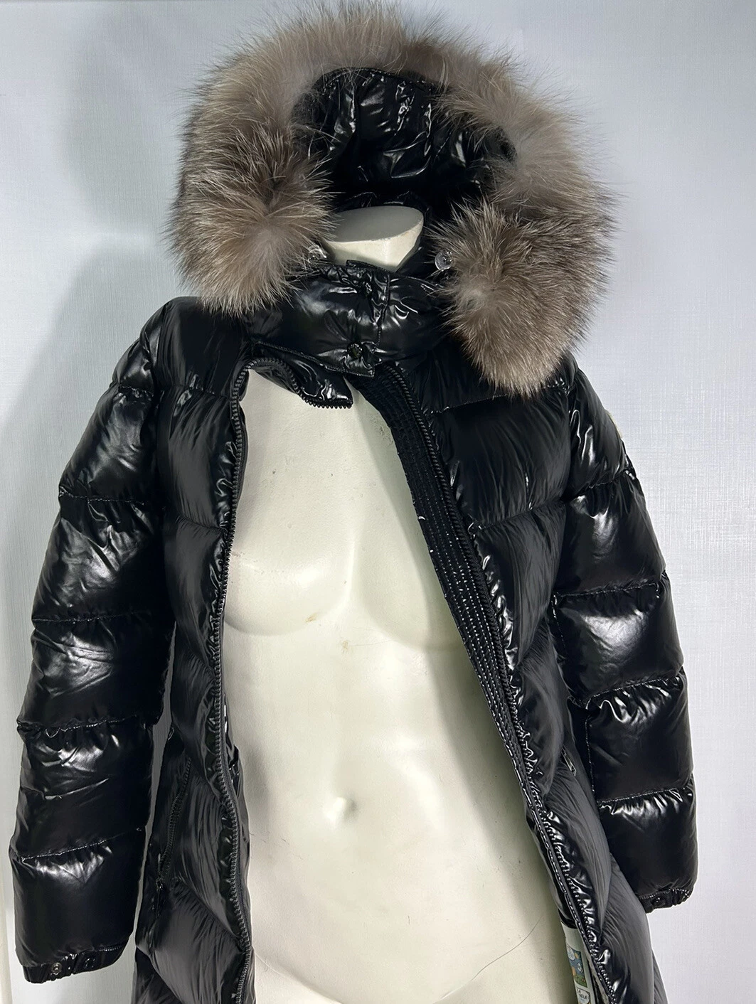 Moncler Moka cappotto imbottito aderente lucido con cappuccio 00