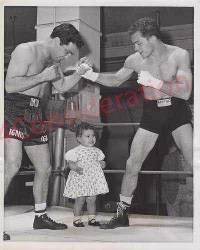 Vintage Boxdraht Carlos Ortiz vs Duilio of Italy weinende Tochter mit Boxershorts