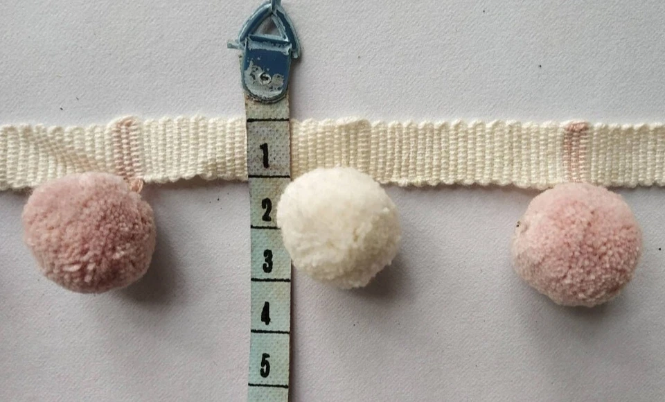 Borde de flecos de bola multicolor rosa pálido y marfil 22 mm Foto 3 de 4