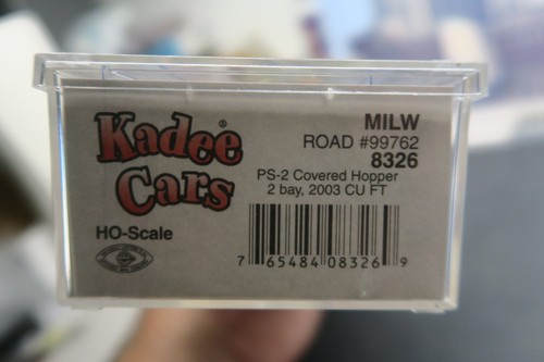KADEE CARS HO SCALE #8326 MILWAUKEE ROAD #99762 PS-2 2 BAY COVERED HOPPER ! - Picture 8 of 19