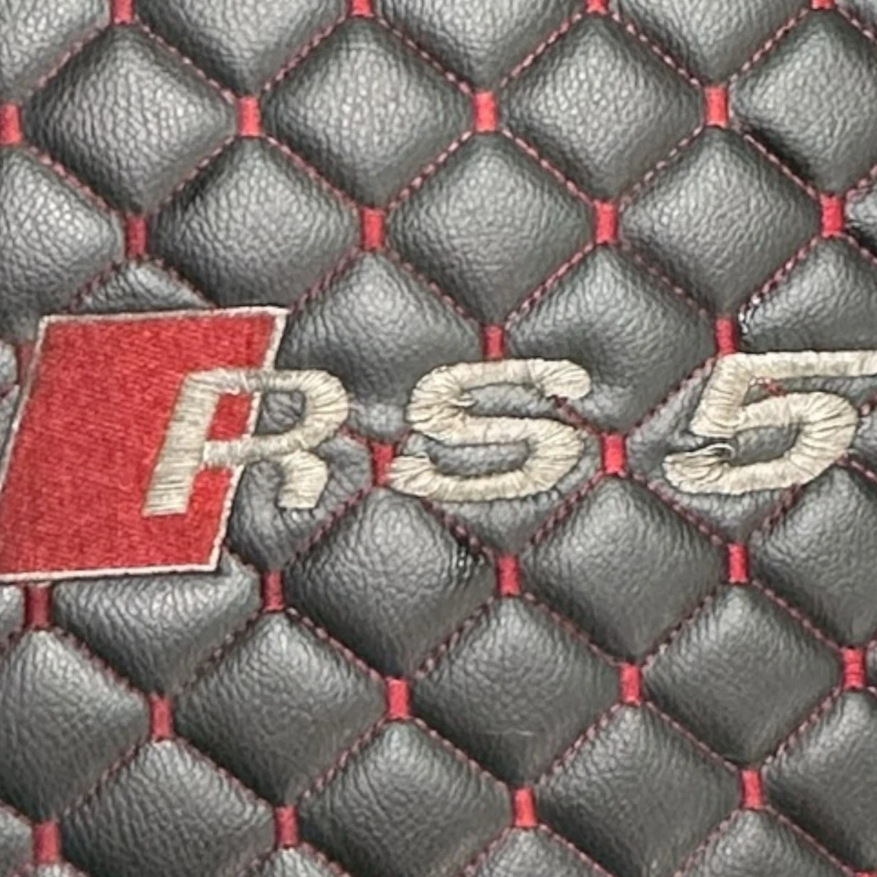 Alfombrillas Audi RS5 puntada negra y roja imitación cuero acolchado patrón Foto 4 de 4