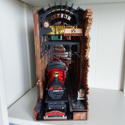 Handgefertigte und bemalte Buchecke Diorama magische Bahnsteig Bahnhofsszene.