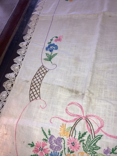 Vintage dresser scarf with embroidery - Picture 5 of 10
