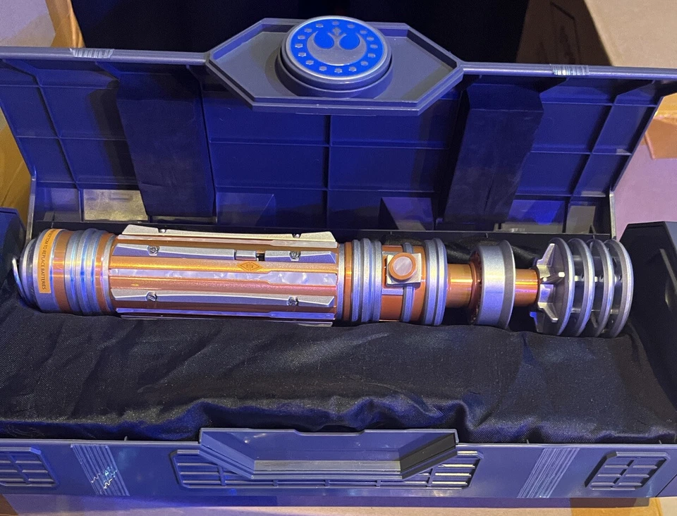 Parques Disney Star Wars Galaxys Edge PRINCESA LEIA ORGANA Legado Empuñadura de sable de luz Foto 4 de 4