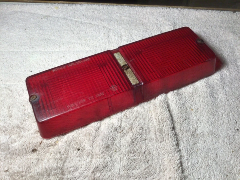 FIAT 4301599 Right TAIL LAMP LENS 73-76 128 2 & 4 Door STARS#001.226.000 USED Foto 2 de 4