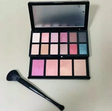 Lancome A Parisian Wanderlust Eye and Face Palette Full Size ，With Lancome Brush