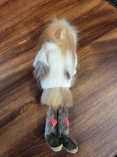 (3) Muñecas esquimales inuit de Alaska caras de madera, ropa y botas de cuero y piel - Imagen 2 de 5