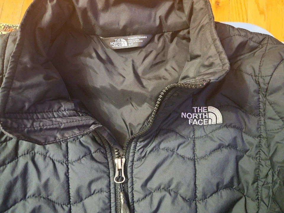 Chaqueta acolchada negra con cremallera completa para mujer The North Face abrigo ligero pequeño Foto 2 de 4