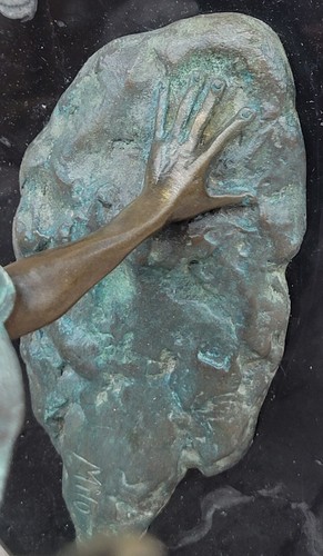 Stunning Bronze Sculpture of Soccer Player in Action by Artist Milo Hand Made - Picture 8 of 10