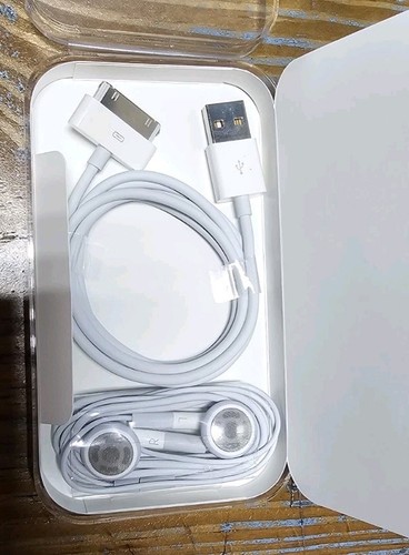 Apple Ipod Touch USB 2.0 Charger Cable,Earphones And Empty Clear Case