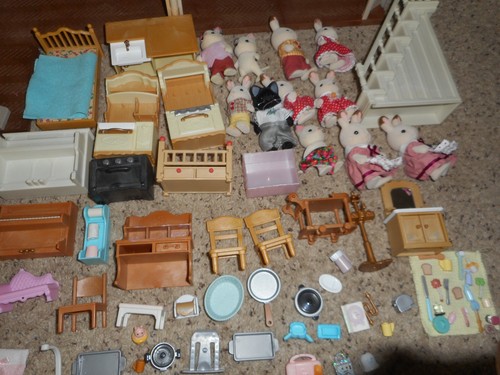 Calico Critters rotes Dach 2-stöckiges Landhaus mit Zubehör und Familien Posten - Bild 4 von 9