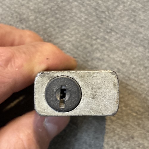 Vintage Yale Junior Padlock - Hammered Steel Look -Yale & Towne Mfg Co. - No Key - Picture 6 of 8