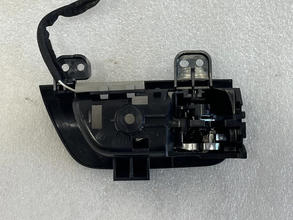 2004 2005 2006 2007 2008 2009 LEXUS RX330 RX350 RX400H RIGHT REAR DOOR HANDLE - Image 2 of 4