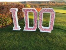 Blumen freistehender Schriftzug "I DO" zum MIETEN