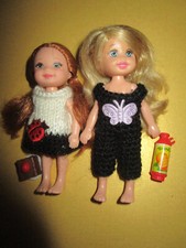 B1871)2 ALTE ORIGINALE BARBIE SHELLY PÜPPCHEN MATTEL IN HÄKELKLEIDUNG HANDARBEIT