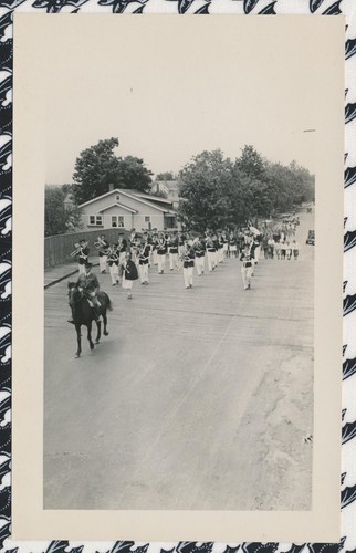 Schnappschuss Vintage Foto Marschkapelle Musik Pferd Parade Holz Brücke Gruppenveranstaltung - Bild 3 von 5