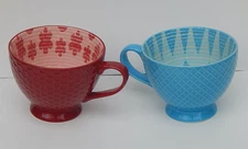 SIGNATURE HOUSEWARES SET OF 2 FOOTED TEA COFFEE MUGS RED BLUE NEW AUTHENTIC