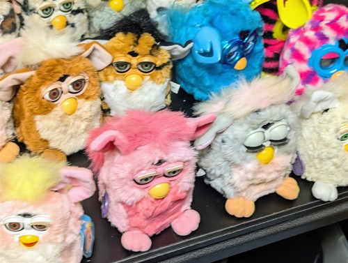 Vintage 90’s Furby Lot of 27 Tiger Electronics - Picture 5 of 11