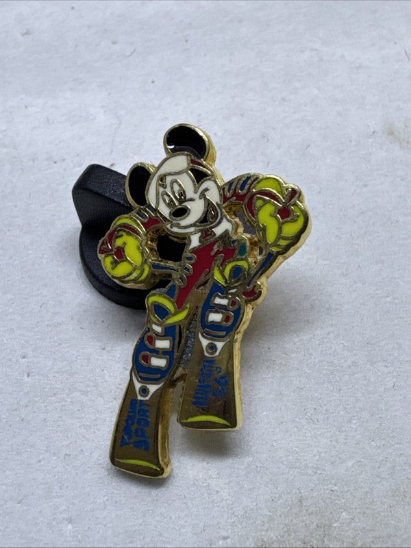 Mickey Mouse Skiing Topolino Sport Yellow Gloves Disney Pin 85512