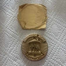 Ancien insigne bronze médaillon maison vivre mieux électriquement années 50 3"