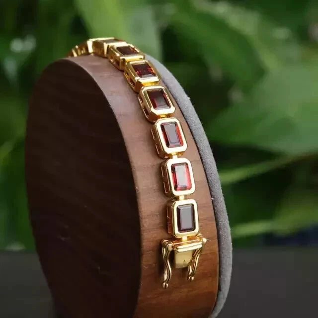Brazalete de tenis para mujer granate rojo creado en laboratorio esmeralda de 9 quilates enchapado en oro amarillo de 14 quilates Foto 4 de 4