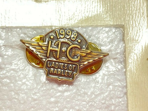 NEW Harley Davidson Ladies Of Harley 1998 H.O.G. Hat Vest Lapel Pin - Picture 2 of 3