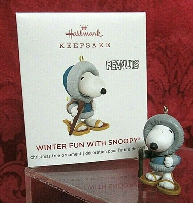 PEANUTS HALLMARK MINIATURE ORNAMENT WINTER FUN WITH SNOOPY
