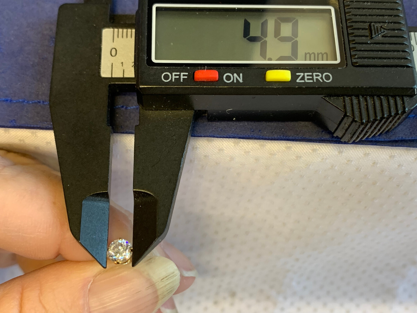 14K Yellow Gold Stud Earrings .90g Fine Jewelry Clear Stones Push Backs *READ*