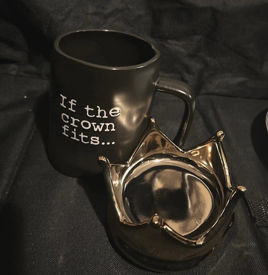 Taza Joseph A King If The Shoe Fits 16 oz con tapa corona dorada cerámica negra blanca Foto 2 de 4
