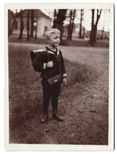 2 Fotografien Knabe im Matrosenanzug mit Schulranzen & Umhängetasche, Mädchen m 