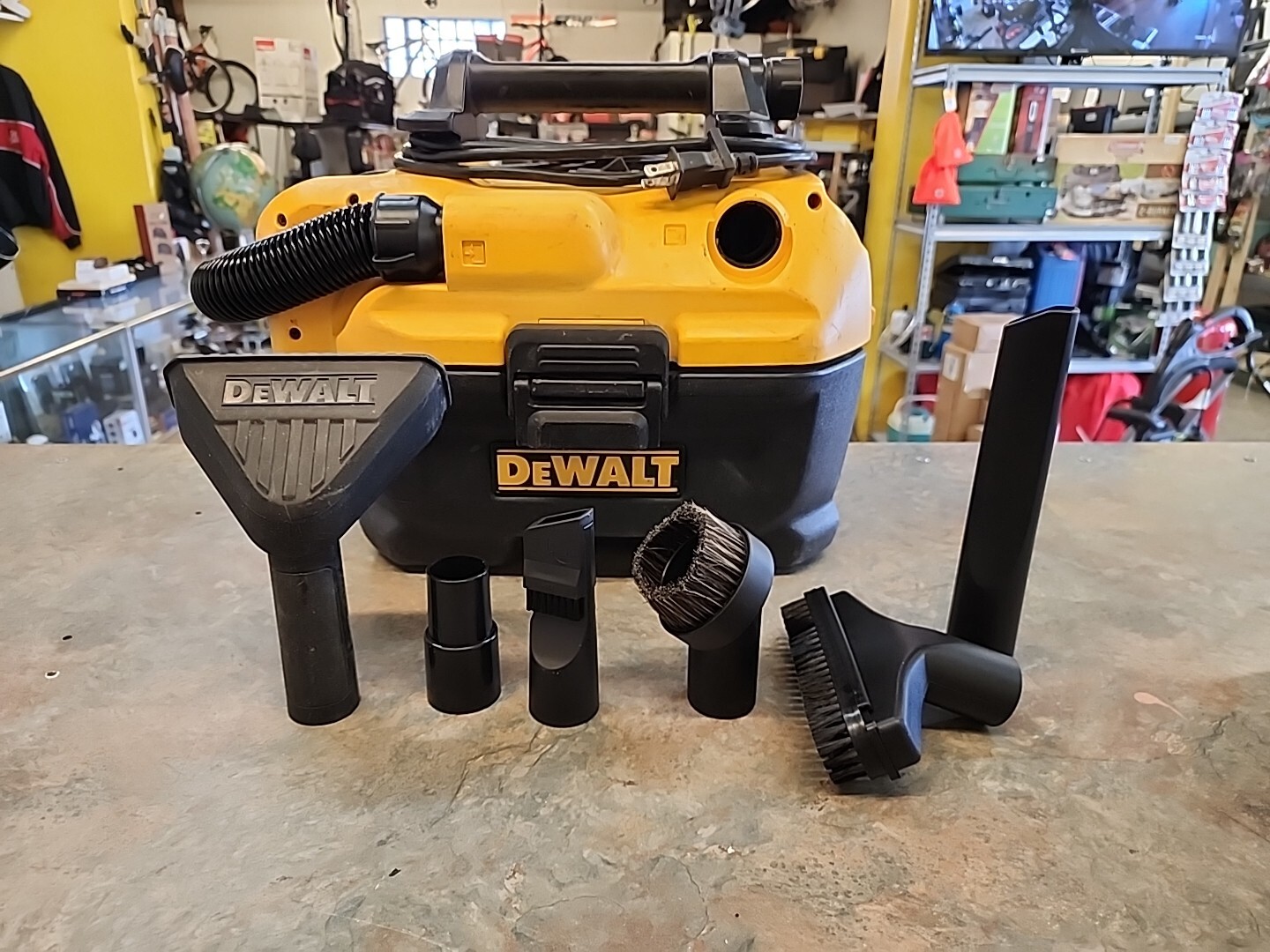 DEWALT DCV581H 18V/ 20V MAX LiIon Wet/ Dry Vacuum (Tool Only