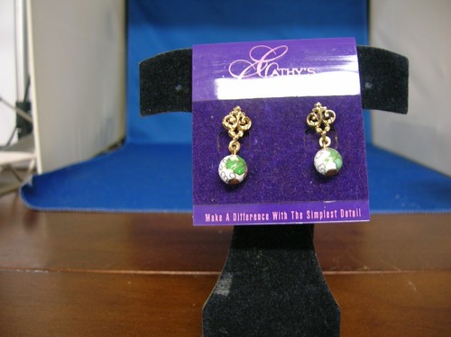 One pair of pierced earring with a fleur-de-lis- symbol and a cloisonne' bead - Picture 3 of 5