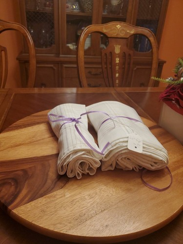 Table Cloth 70"X 50 & 4 Napkins - Picture 7 of 9