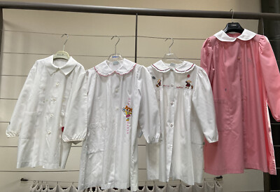 LAGERBESTAND 4 SCHÜRZEN KINDERGARTEN SCHULE GEBRAUCHT MIT FLECKEN ZUM MALEN UND KREATIVEN SPIELEN