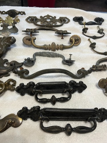 Lot of 35 Vintage Drawer Pulls - Picture 5 of 6