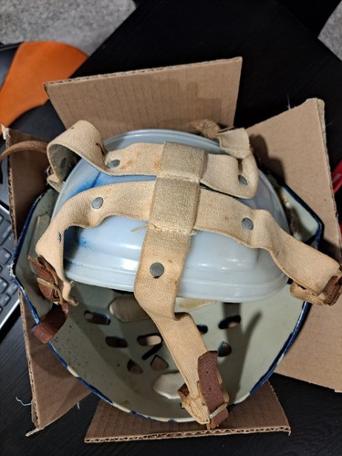 RARA MASCHERA GOALIE HOCKEY SU GHIACCIO VINTAGE ANNI '70 dipinta bianca cinturini in pelle blu - Foto 9 di 11