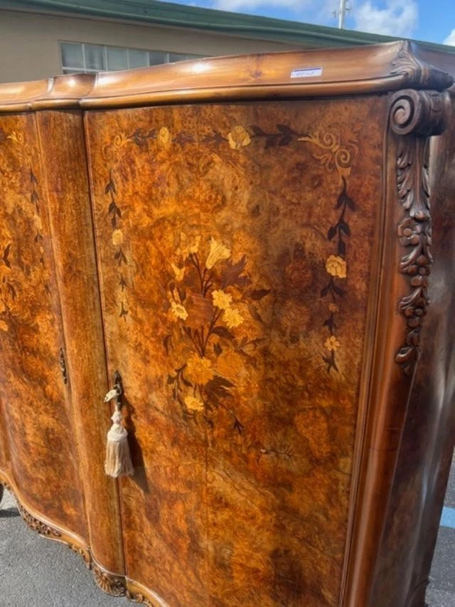 Barra seca italiana de bebidas de nogal y marquetería con tapa de mármol de la década de 1930 Foto 2 de 4