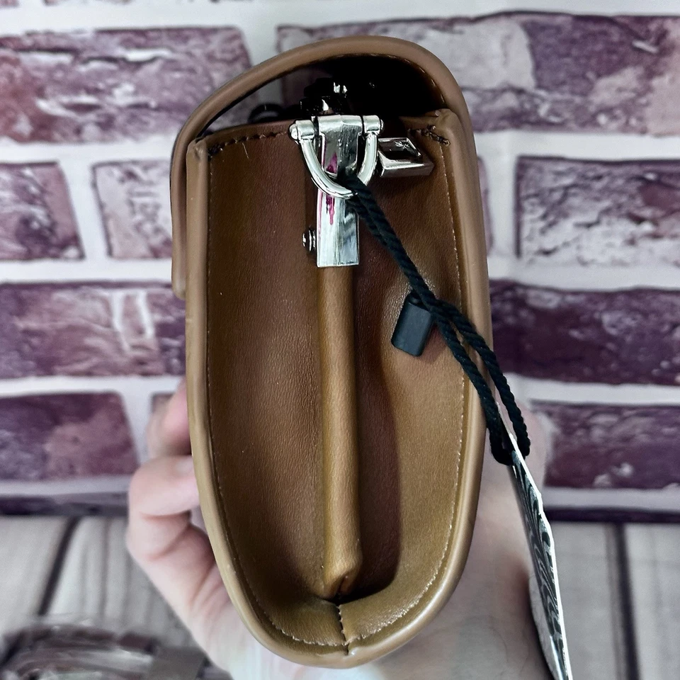 ¡NUEVO CON ETIQUETAS! Cartera sin asas Madi Claire Madi Studio Layla imitación cuero negra con ribete marrón Foto 3 de 4