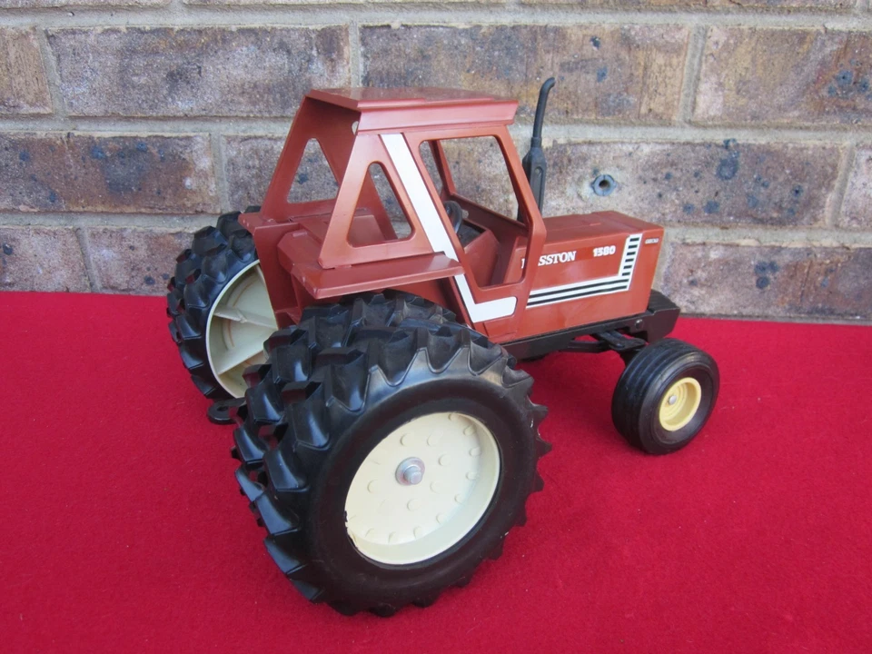 RARE Scale Models Fiat Hesston 1380 W/ DUALS Tractor Model 1/16 EXC Condition - Image 4 of 4