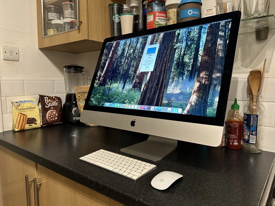 Apple iMac 27" 5K, i5 CPU, 16GB RAM, 2GB AMD GPU, 500GB NVME - macOS Sequoia - Image 3 of 4