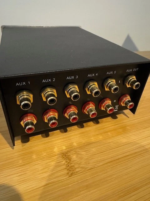 DYNAVOX EINGANGS-ERWEITERUNG / UMSCHALTER  AUX-S  SILBER Quellenumschalter - Bild 2 von 3