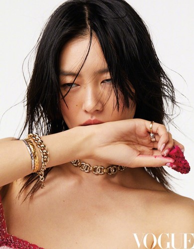 Brand New Vogue CHINA Liu Wen 刘雯 Cover November 2020 Fashion Magazine - Picture 6 of 12