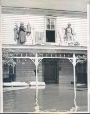 1943 Press Photo Chanderville IL Anna Bell & Ora Mibb Hang Laundry - ner36441