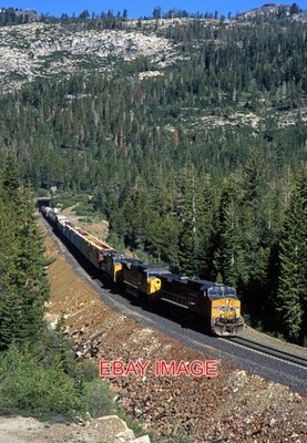FOTO USA EISENBAHN UP 5702 8085 & 9581 GEMISCHTES MANIFEST AM TUNNEL 41 DONNER PASS