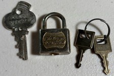 LOT OF AMERICAN TOUTISTER LUGGAGE SUIT CASE KEYS & PADLOCK