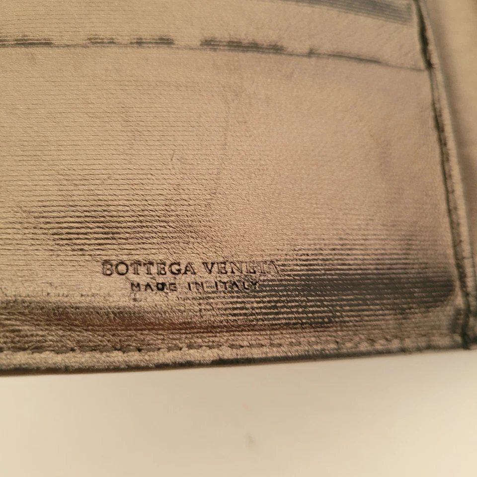 Cartera BOTTEGA VENETA Interatiato Cuero Tejido Doble Pliegue Mediana Plateada Unisex Suave Foto 4 de 4