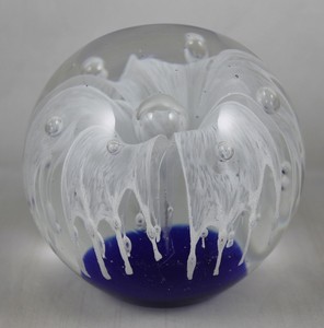 Flower-Glass-Paperweight-Blue-amp-White-Floral-Beautiful-3-25-034-Diameter